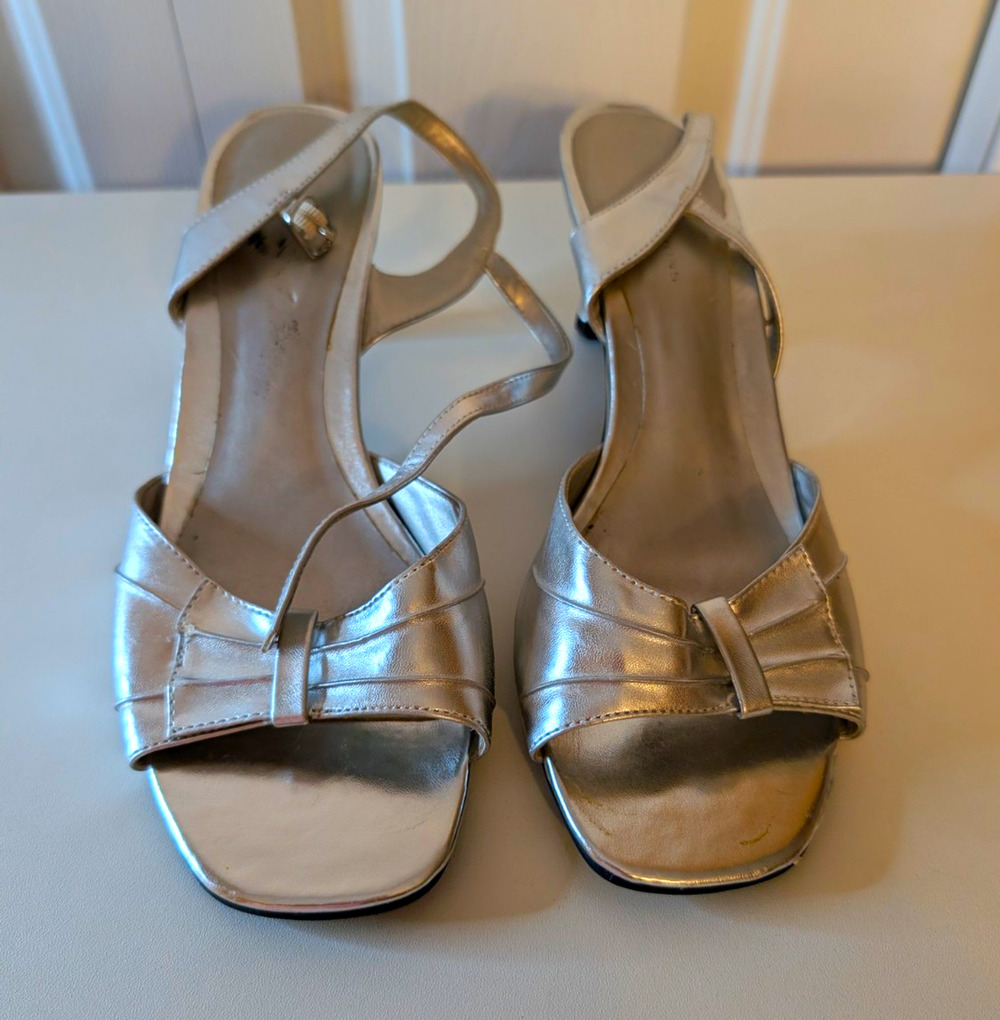 Predictions Women’s Silver Metallic Strappy Slingback Buckle Sandals 9W